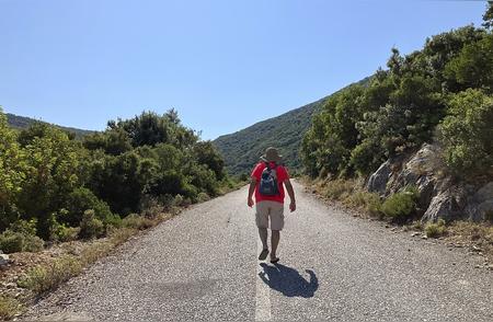 希腊极端高温引发游客徒步旅行悲剧