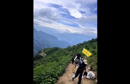 探索未知之巅：户外徒步登山之旅的绝美风光