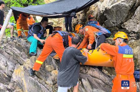 深圳驴友爬山遭遇惊险一刻，消防英雄挺身而出成功救援