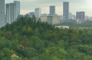 雨中漫步双子山，领略别样风情