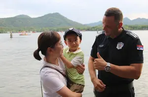 外国警察杭州街头巡逻引热议