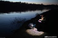 夜晚河边钓鱼的小伙，钓箱消失人却无影无踪！