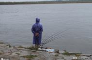 雨天钓鱼，高压线附近危险重重