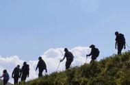 徒步狂热：年轻人每周攀登一山，背负50斤装备，脚上水泡仍坚持走10公里