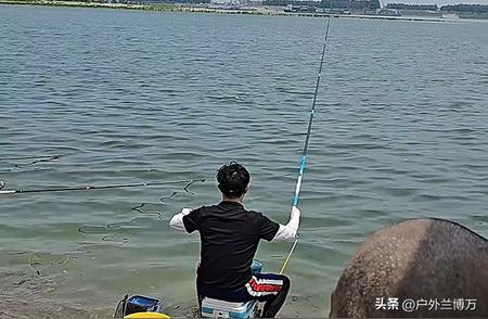 邓刚在荆州钓鱼被众人嘲讽，天元小师妹白鲢直言不讳！