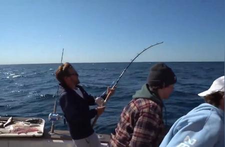 深海钓鱼：渔民捕获巨大鱼类的惊人瞬间！#海钓