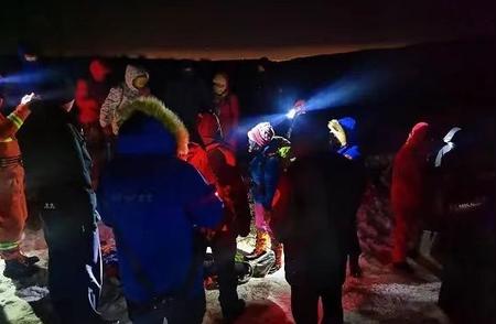 内蒙古民警连夜营救被困的八名“驴友”登山者
