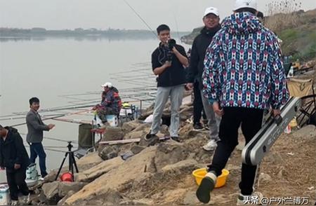邓刚在南昌钓鱼鲢鳙，渔获不如当地钓友，直言不讳引发争议