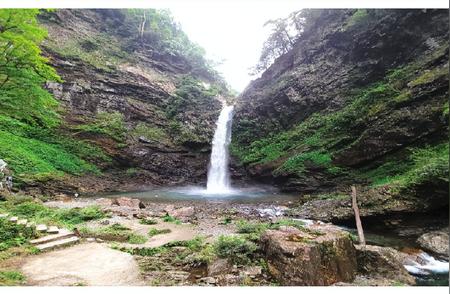 桂林瀑布飞流，溪水清澈，是徒步避暑的好去处！