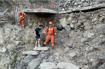 北京消防成功救援24名登山爱好者