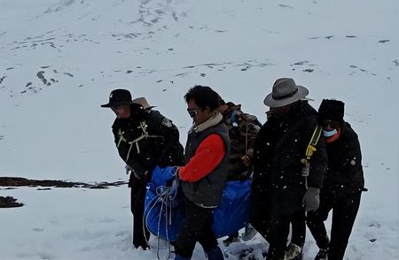 驴友徒步贡嘎山遭遇意外，救援队紧急上山搜救
