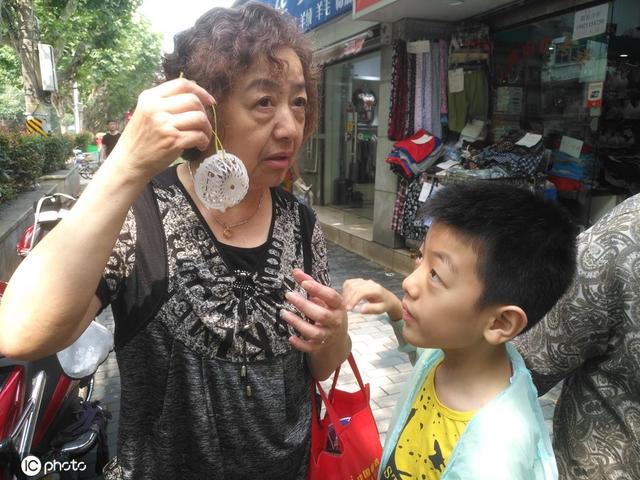 童年的记忆！女子上海街头骑车叫卖蝈蝈，一只卖15元引抢购
