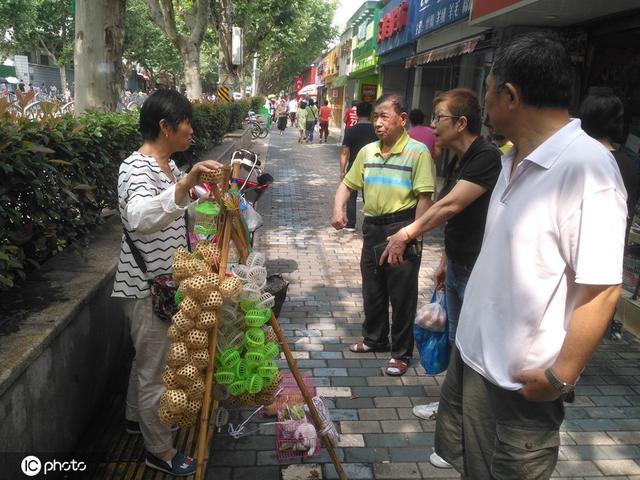 童年的记忆！女子上海街头骑车叫卖蝈蝈，一只卖15元引抢购